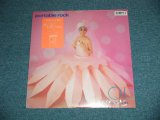 画像: ポータブル・ロック PORTABLE ROCK (野宮真貴　MAKI NOMIYA of ピチカート・ファイヴPIZZICATO FIVE ) - QT PLUS ONE( SEALED )   / 1986 JAPAN ORIGINAL "PROMO" "BRAND NEW SEALED" LP 